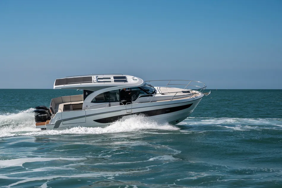 قارب Beneteau Antares 11 مسرعاً